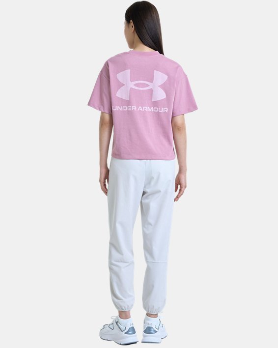 เสื้อแขนสั้นมีน้ำหนักทรงโอเวอร์ไซส์ UA Logo LC สำหรับผู้หญิง in Pink image number 4